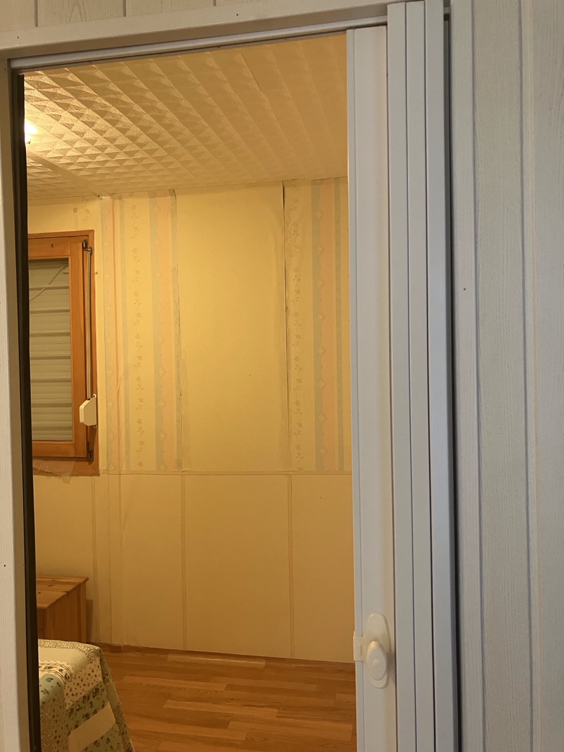 A sárga tapétás kis szoba a home office szoba felől
