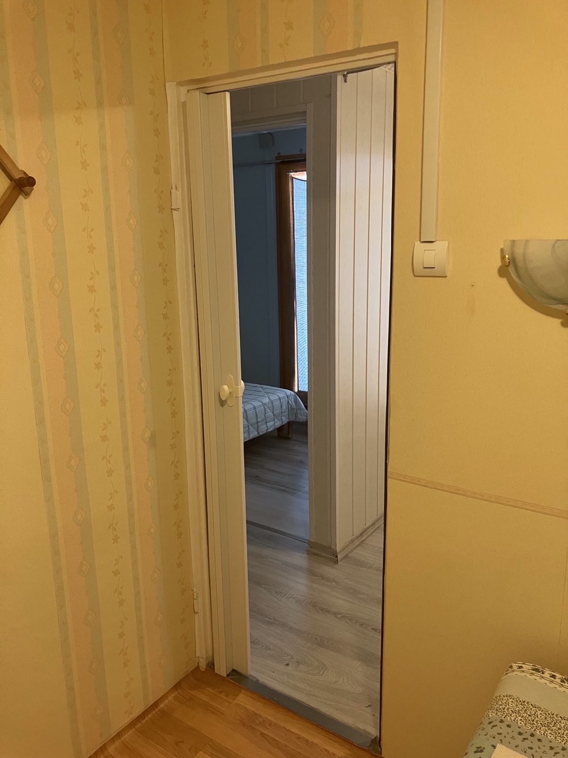 Kilátás a sárga tapétás szobából a másik kis szoba felé